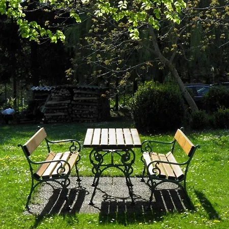Gaestezimmer Weiss Apartment